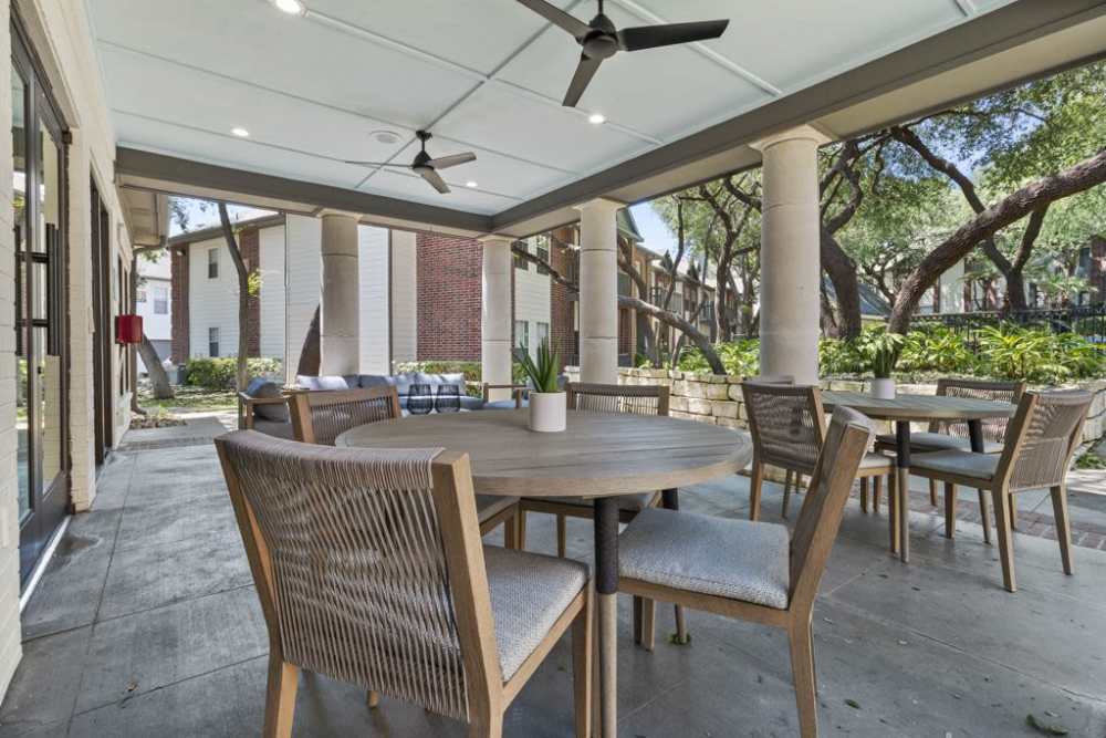 Community sitting area with table and chairs at Charleston in San Antonio,Texas