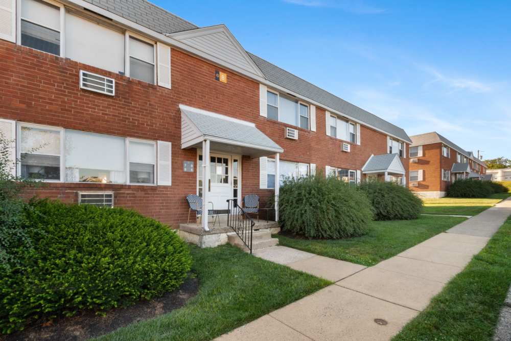Building exterior at Aston Pointe Apartments in Aston, Pennsylvania