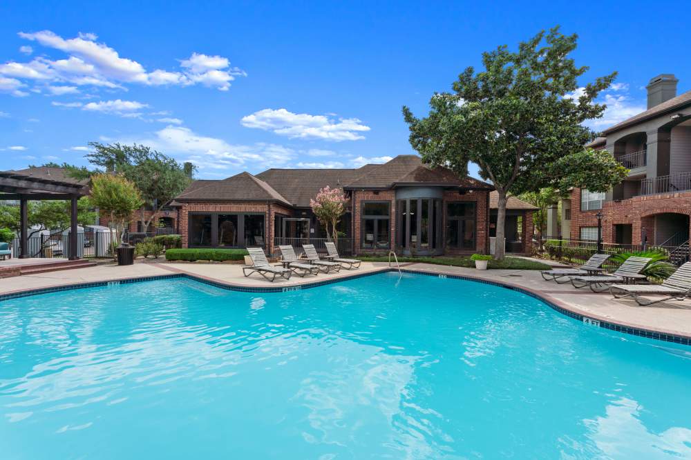 Swimming pool with lounge beds at Barnett in Houston, Texas