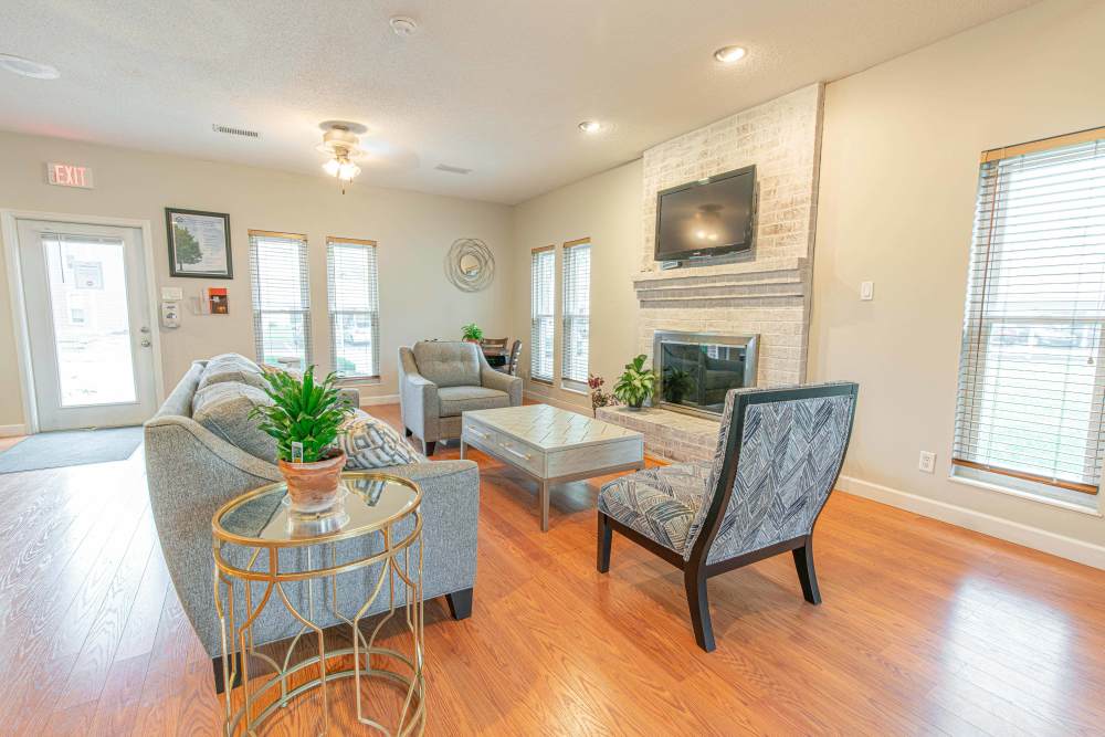 Living room with a comfortable couch at Peachtree Apartments in Chesterfield, Missouri