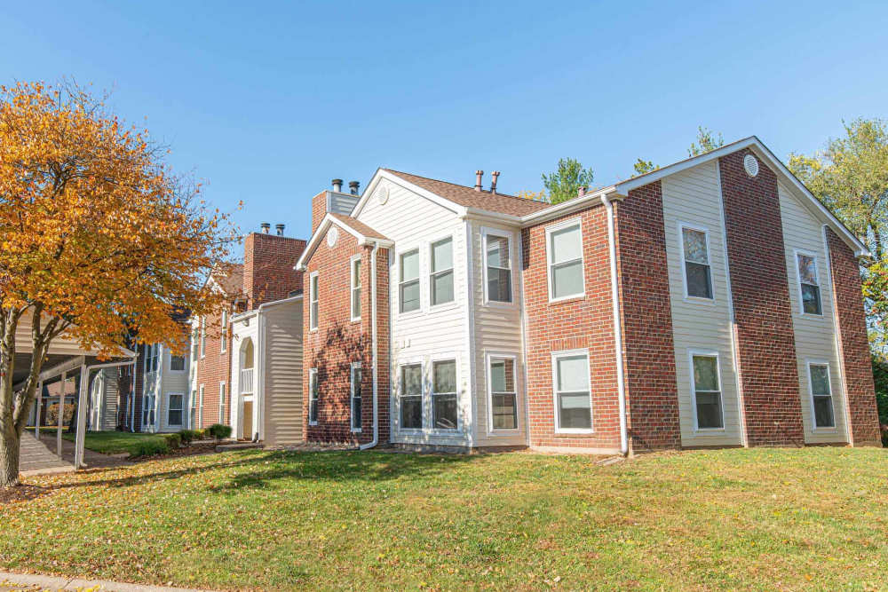 Exterior shot of the building at Peachtree Apartments in Chesterfield, Missouri