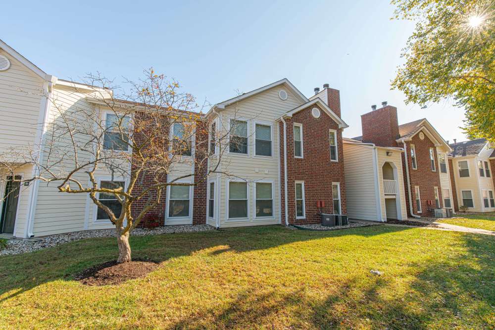 Building exterior at Peachtree Apartments in Chesterfield, Missouri
