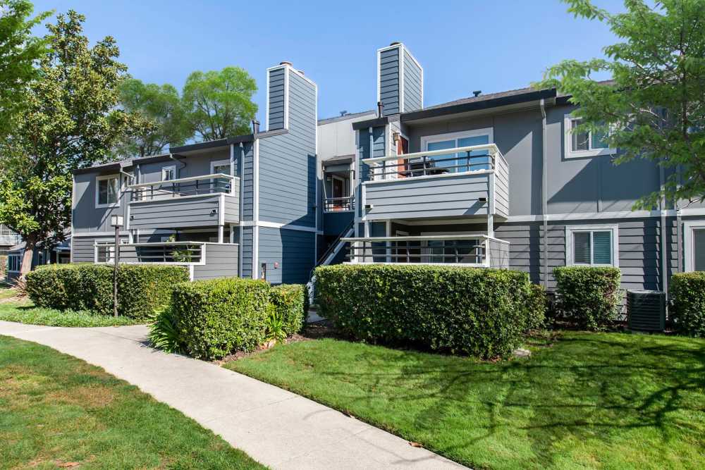 Building exterior view at Bennington Apartments in Fairfield, California
