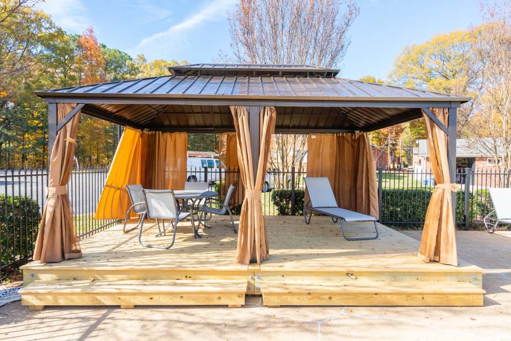 Outdoor patio at Deering Manor in Richmond,Virginia