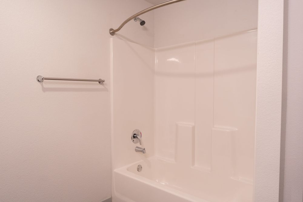 Bathtub in washroom at Estates At Rockwell in Oklahoma City, Oklahoma