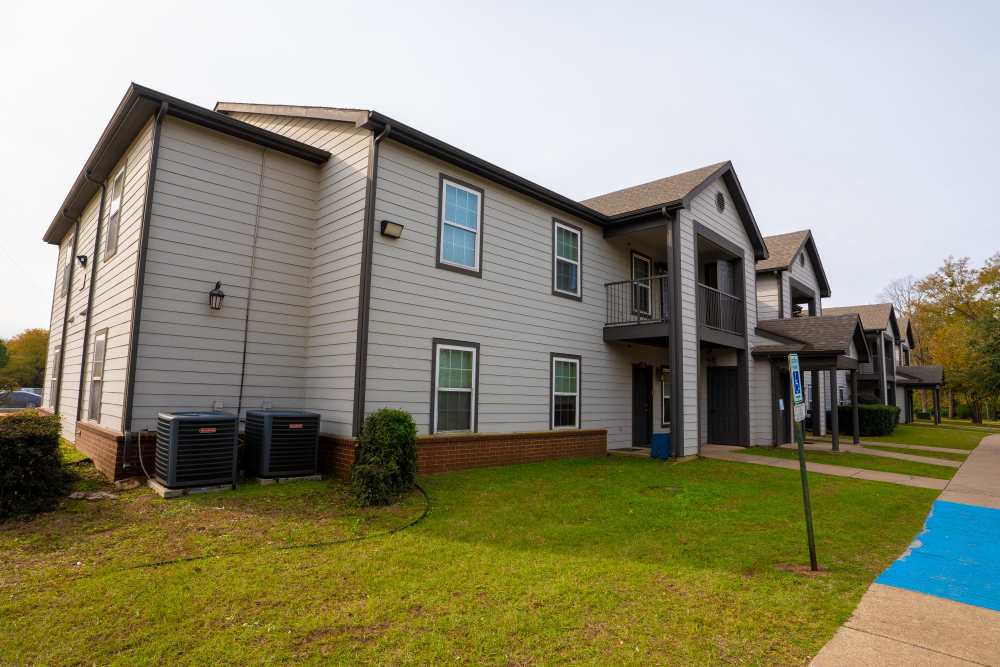 Apartment with lawn at Hampton Village in Palestine, Texas