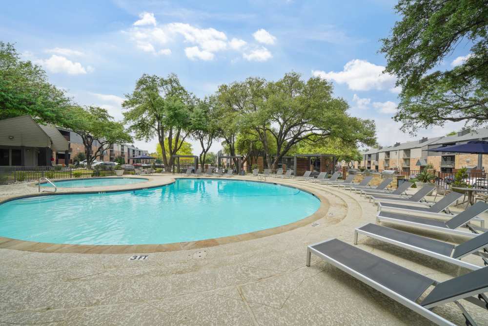 Sparkling pool with sun loungers at Avondale Parc at Bellmar in Dallas. TX