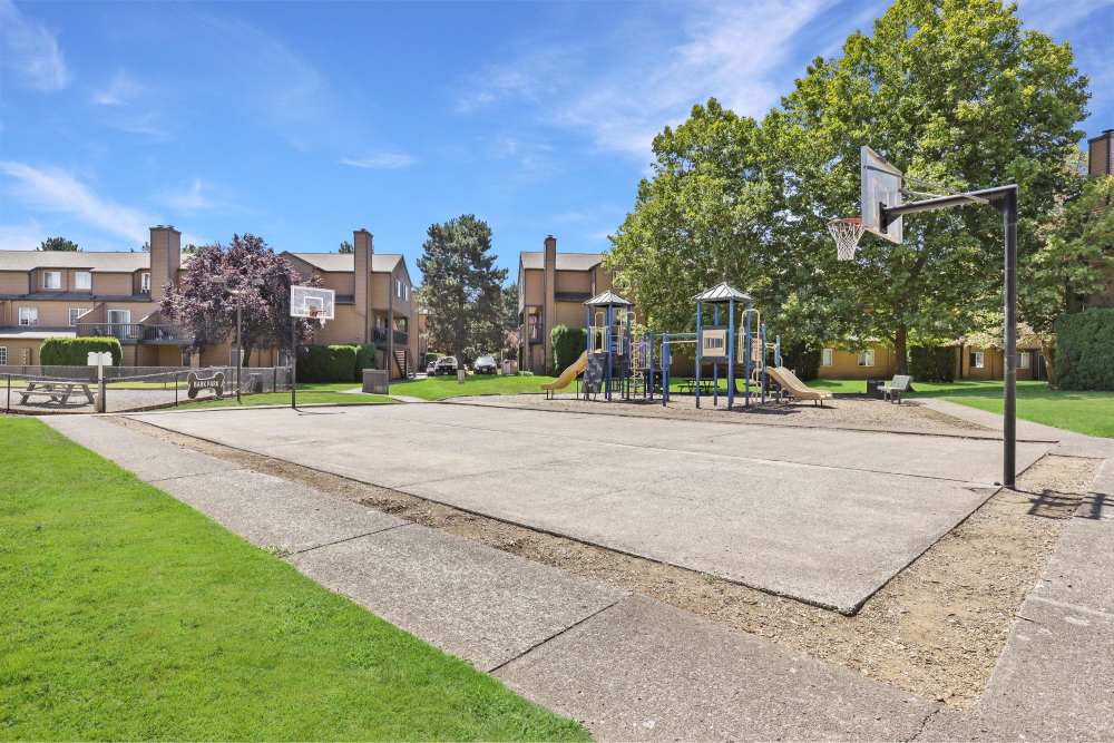 Basketball court at Renaissance at 29th Apartments in Vancouver, Washington