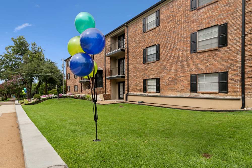 Building with lawn in front of it at River Oaks in Vicksburg, Mississippi