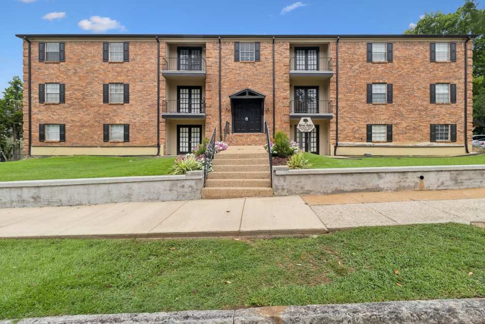 Beautiful exterior of the building at River Oaks in Vicksburg, Mississippi