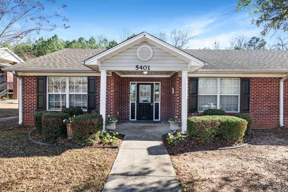 Front view of apartment with central doorway at Livingston Oaks in Birmingham, Alabama 