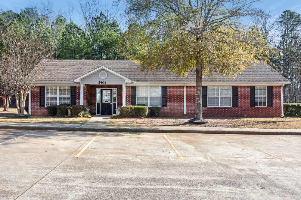 Front view of an apartment with parking facility at Livingston Oaks in Birmingham, Alabama 