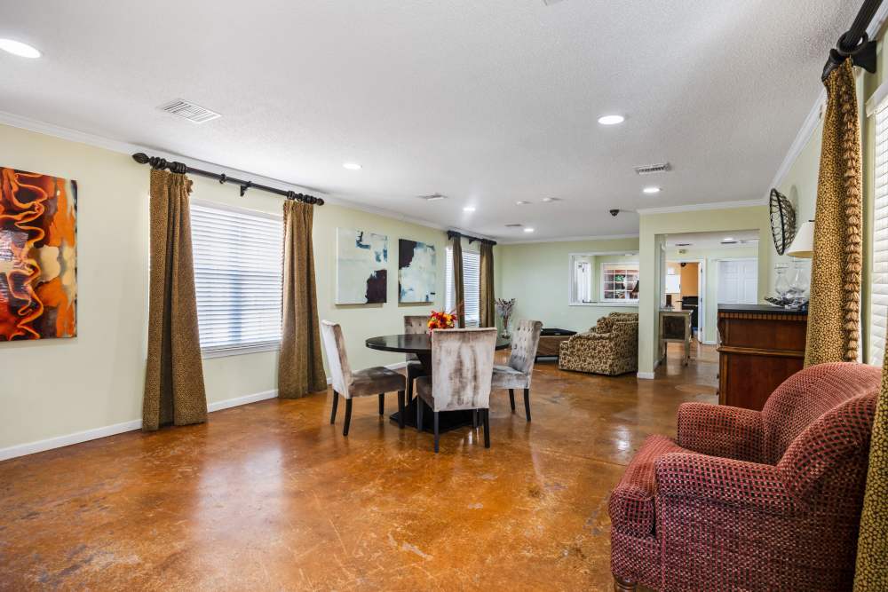 Lounge with large seating area at Livingston Oaks in Birmingham, Alabama 