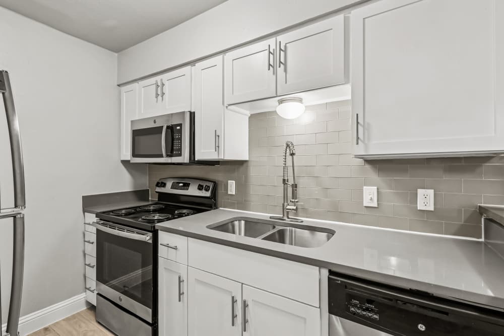 Modern-style kitchen with stainless steel appliances at Aberdeen at Bellmar in Dallas, Texas