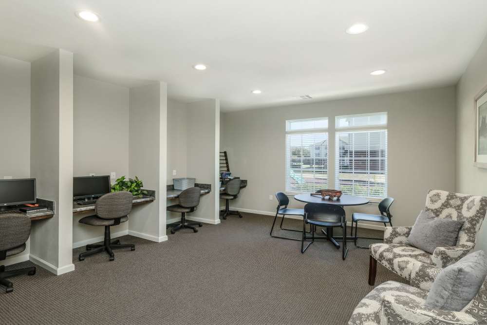 Business center with computers at Sunnydale Pointe in Wichita, Kansas
