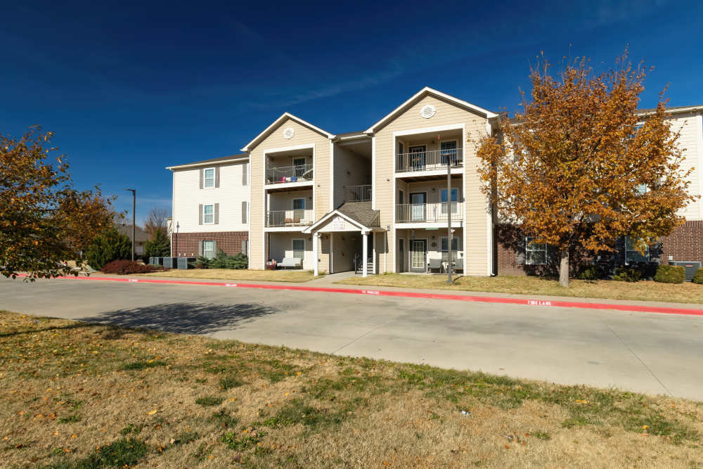 Spacious and lush green community at Sunnydale Pointe in Wichita, Kansas