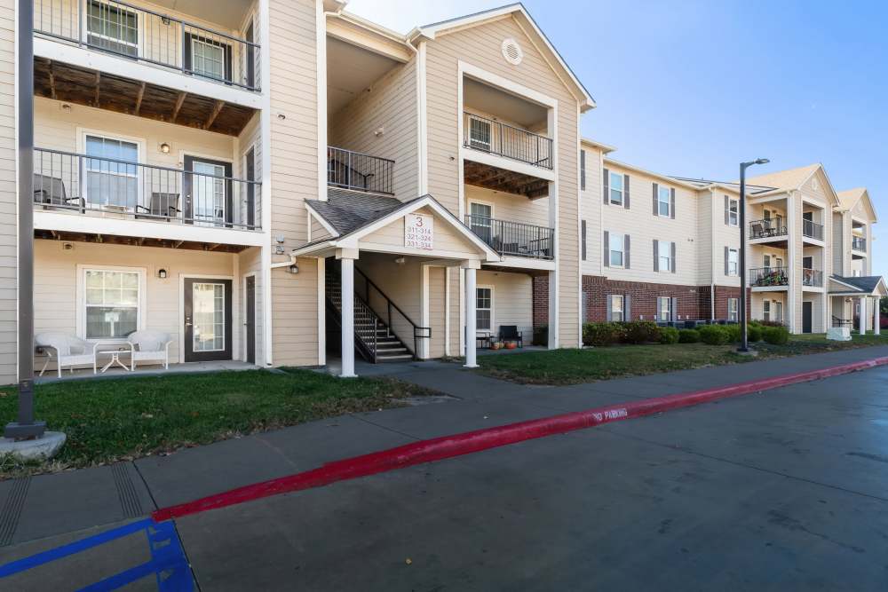 Front view of apartment community at Sunnydale Pointe in Wichita, Kansas