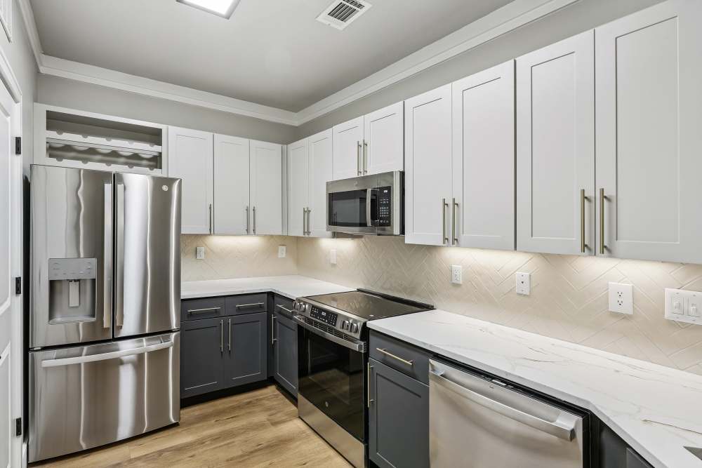 Charming dining area featuring modern aesthetics and a stylish kitchen at The Walton in Sanford, Florida.