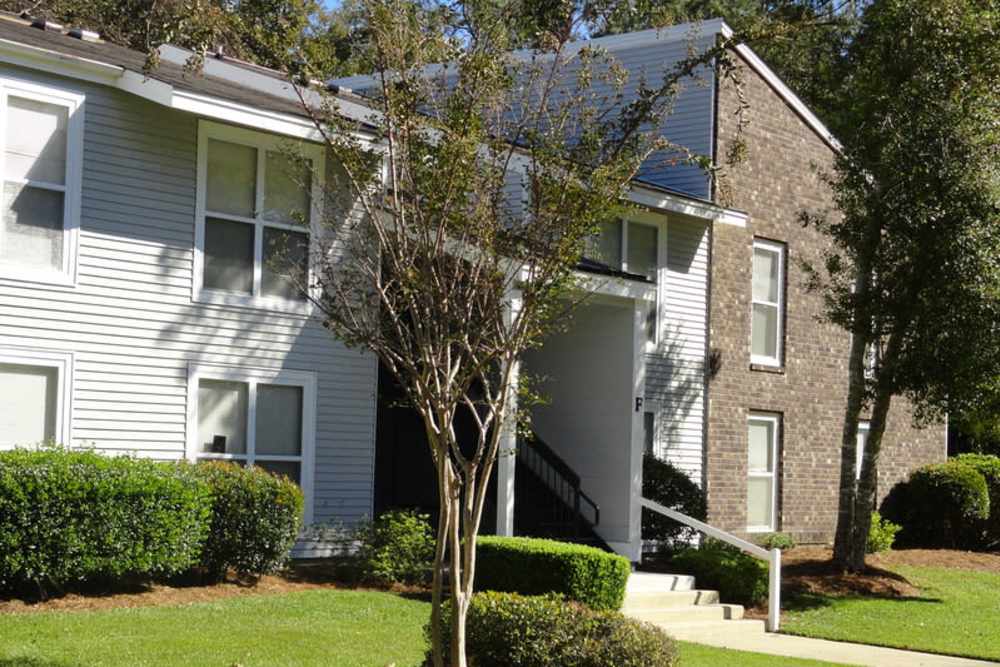 Exterior view of the building at Canebreak Apartments in Summerville, South Carolina