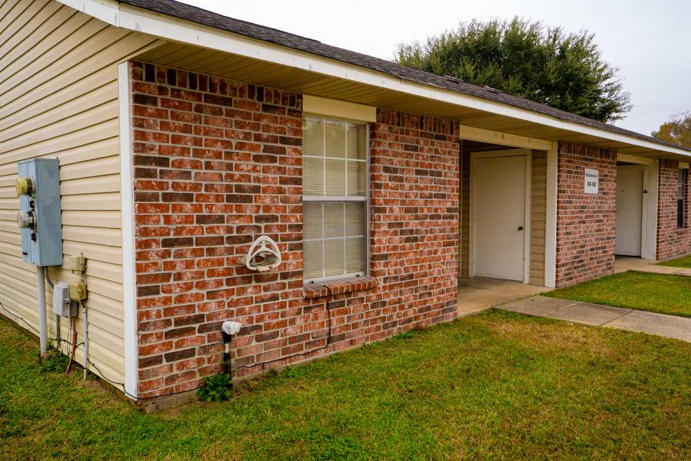 Apartment entrance view at Willowbrook II in Lafayette, Louisiana