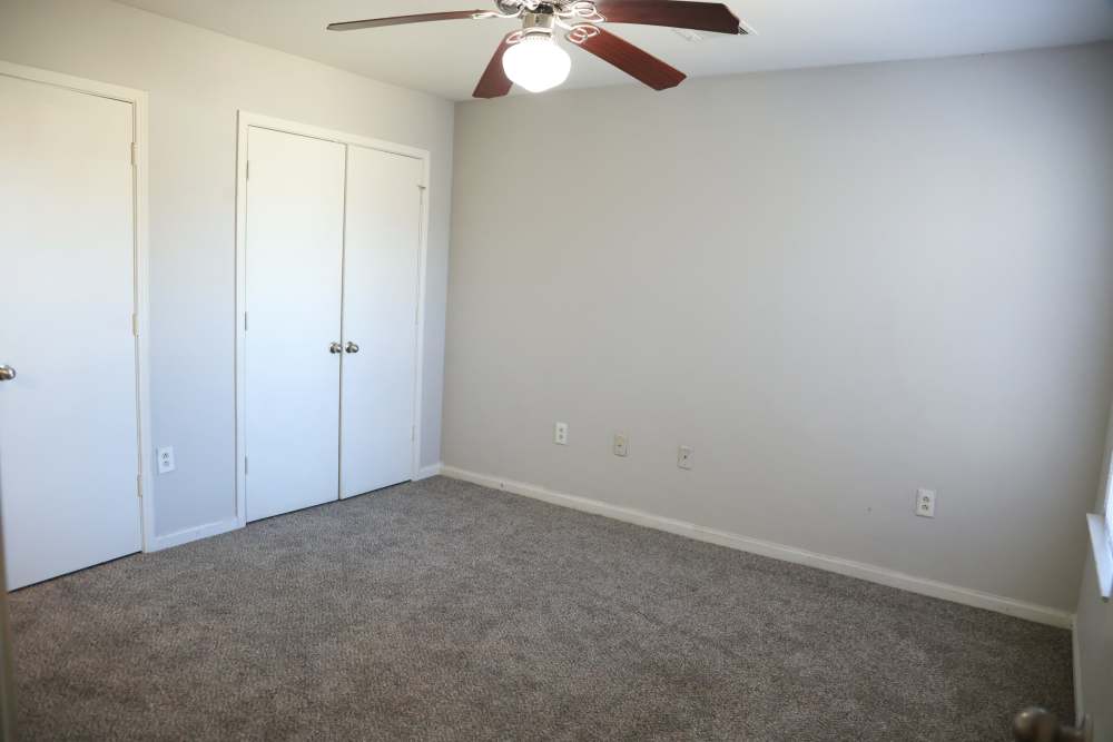 Bedroom with a ceiling fan at Horizon Apartments in Jackson, Mississippi