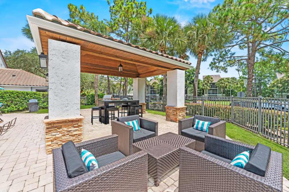 Barbeque area with seating space at Sun Lake in Lake Mary, Florida