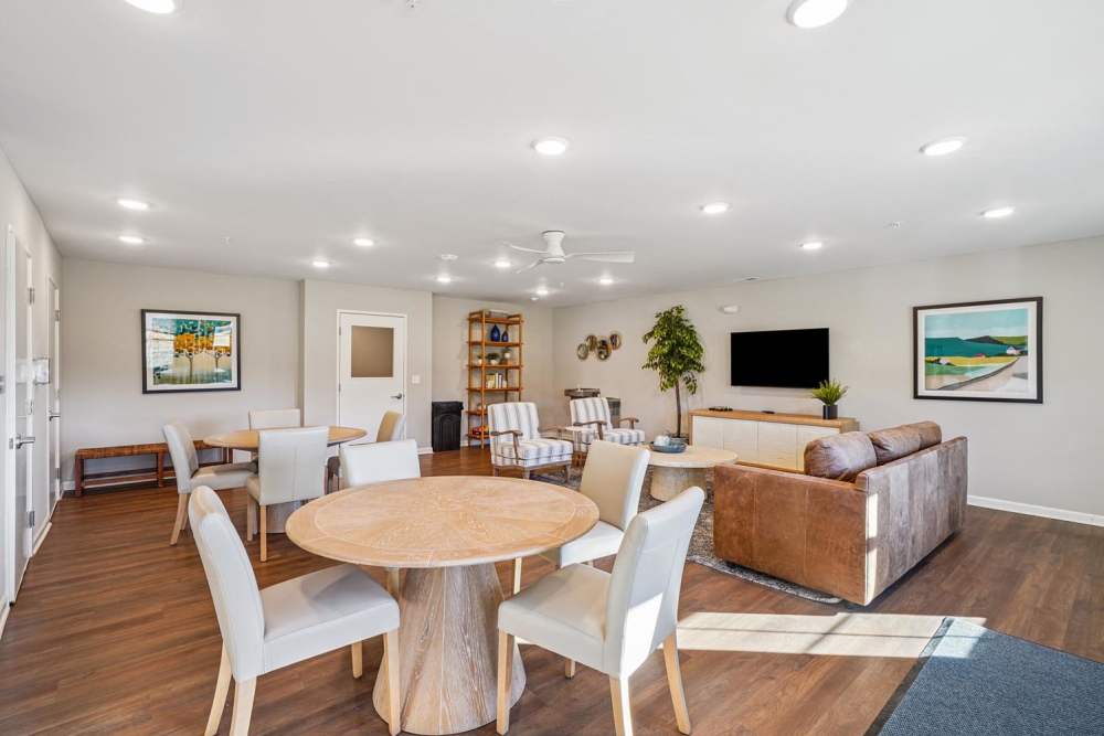 Community lounge with seating and dining areas at Alley Landing in Des Moines, Iowa