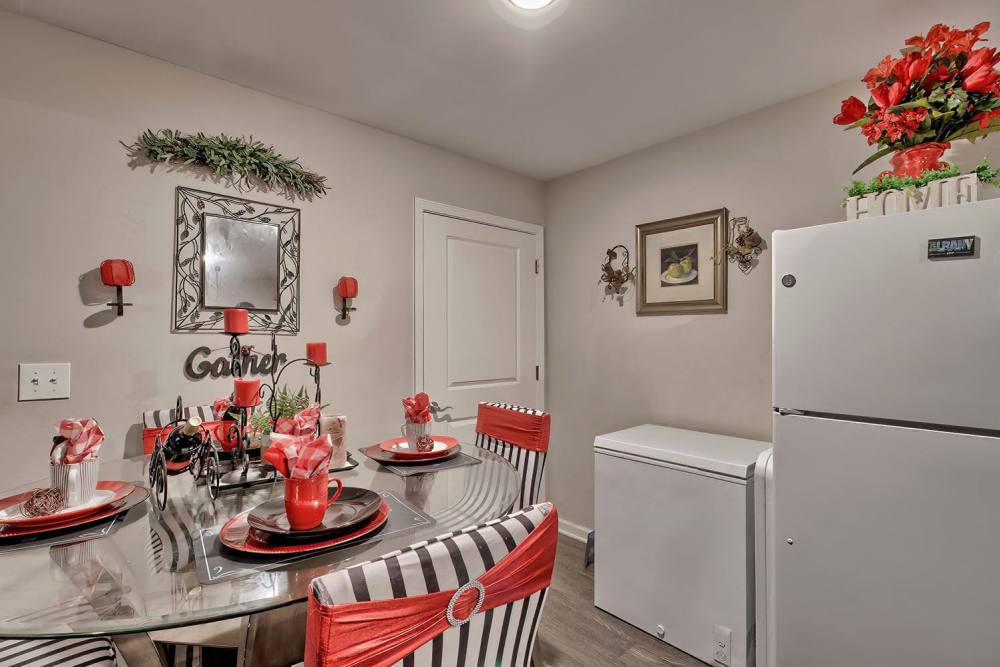 Dining area with stylish table setting at Lowcountry Crossing in Denmark, South Carolina