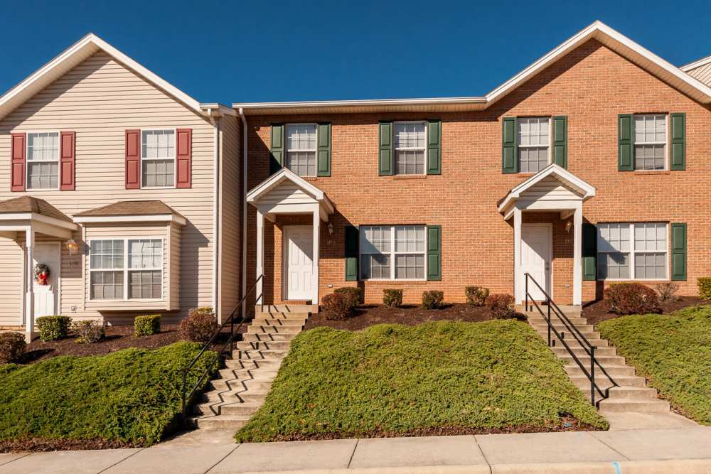 Front view of the apartment with green lawn at Pheasant Run Townhomes in Harrisonburg, Virginia