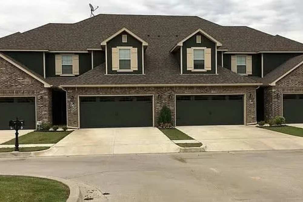 Exterior shot of the apartment building at Villas at Stonebridge in Owasso, Oklahoma