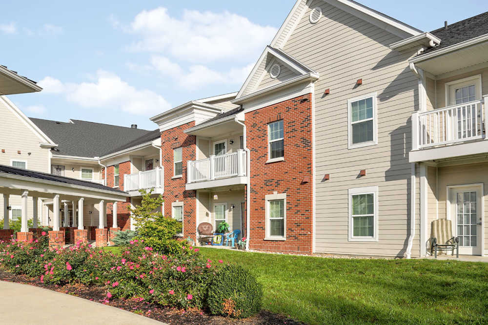Apartment community with landscaped gardens at Hayden House in Springfield, Ohio