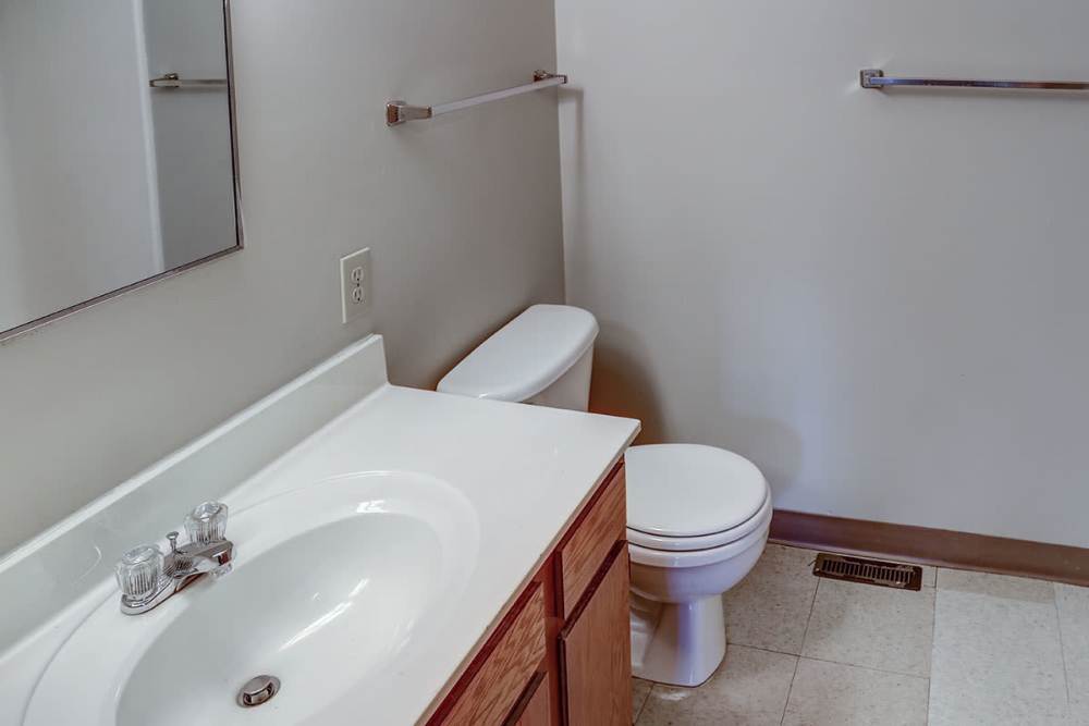 Bathroom with a mirror at Ivy Glen in Washington Court House, Ohio 