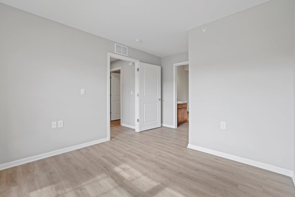 Spacious room with wood-style flooring at Kershaw Greene II in Athens, Ohio