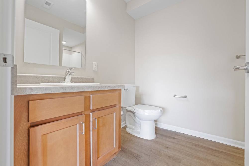 Bright bathroom at Kershaw Greene II in Athens, Ohio