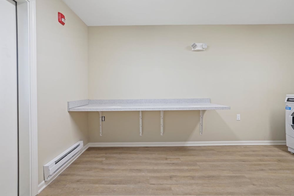 Laundry room with wood-style flooring at Kershaw Greene II in Athens, Ohio