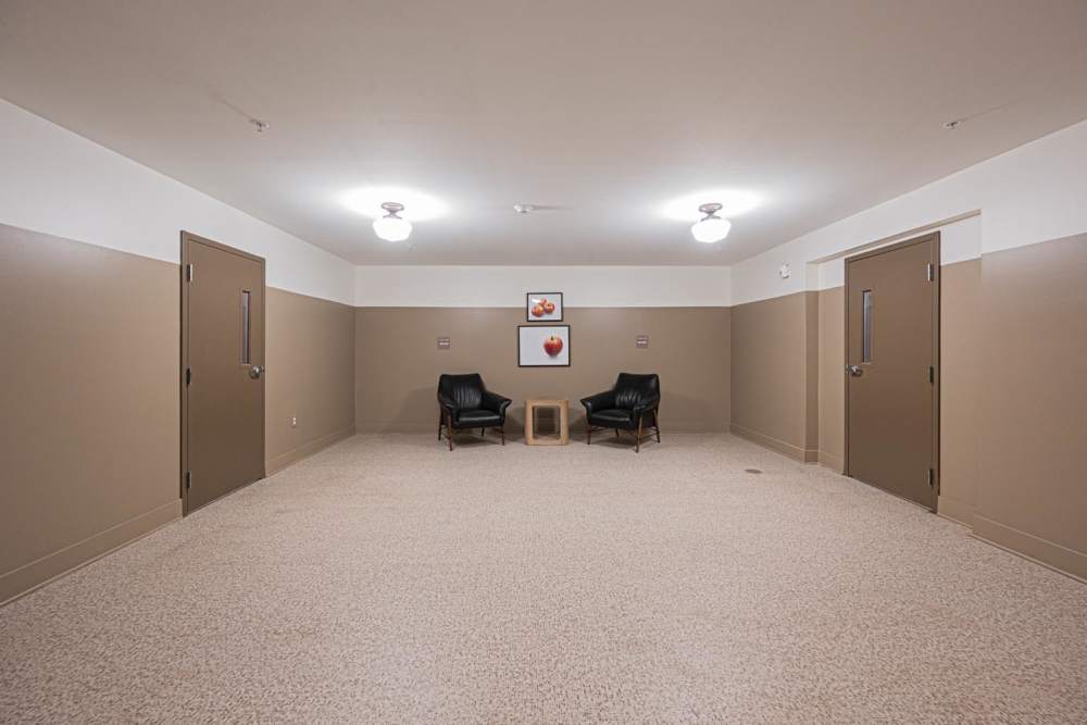 Spacious lobby with decorative artwork and neutral-toned walls at Starling Yard in Columbus, Ohio