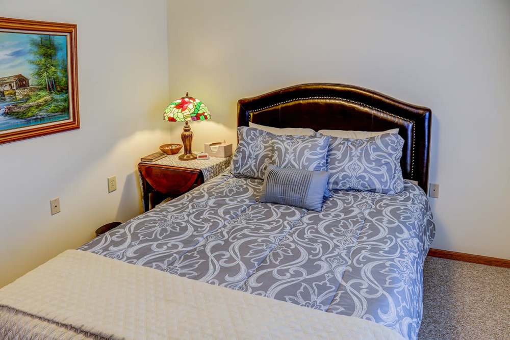 Bedroom with a bed and a side lamp at Zacharys Crossing in Washington Court House, Ohio 