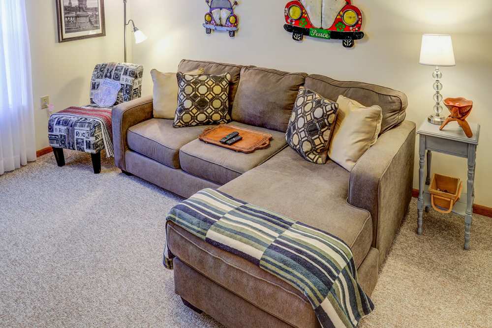 Living room with a couch and proper lighting at Zacharys Crossing in Washington Court House, Ohio 