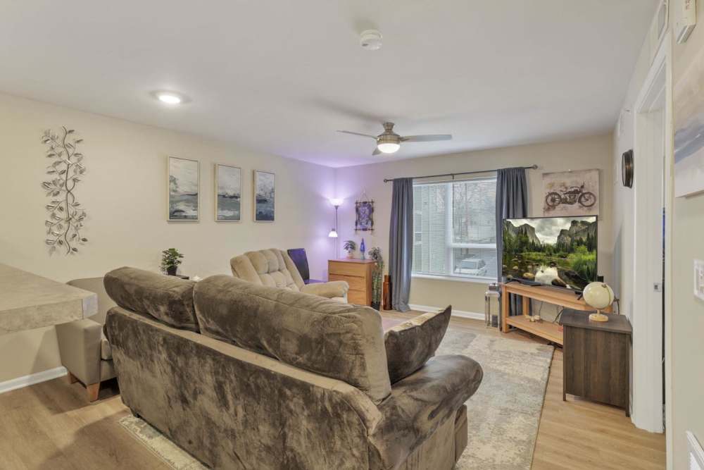 Living room with a comfortable couch at McKinley Manor in Columbus, Ohio 