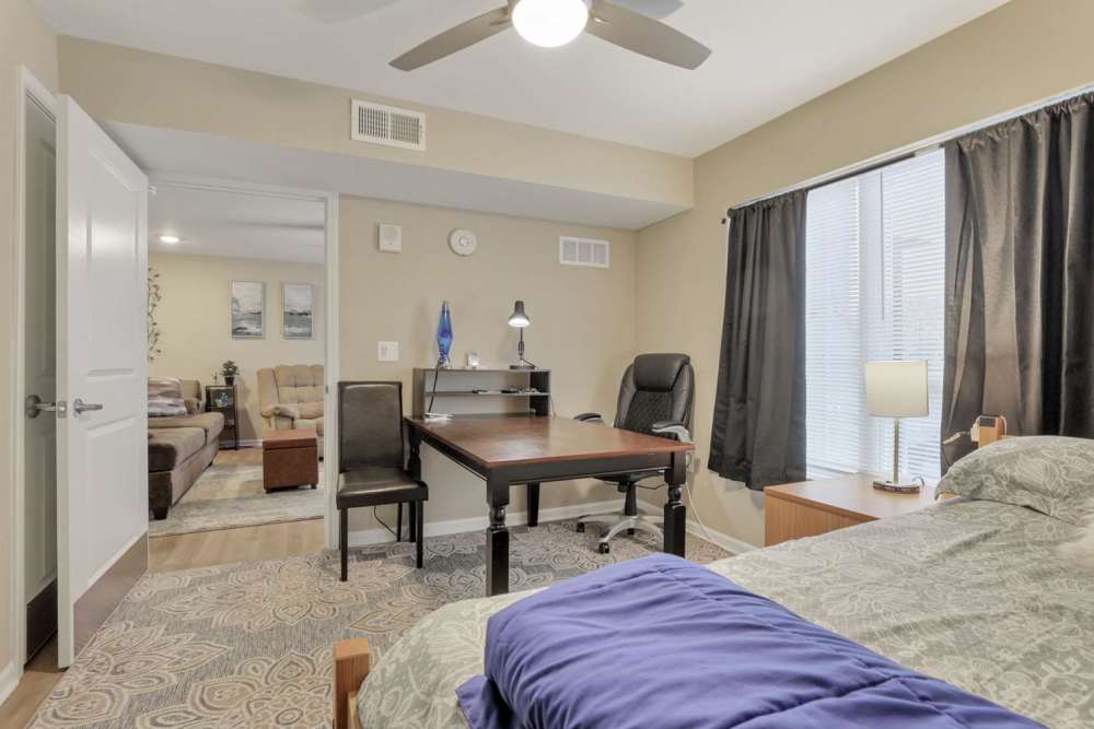 Bedroom with a ceiling fan at McKinley Manor in Columbus, Ohio 