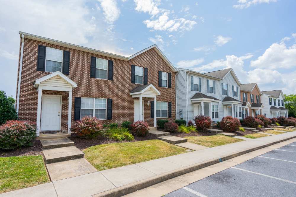 Exterior view of the apartment with parking lots at Pheasant Run Townhomes in Harrisonburg, Virginia