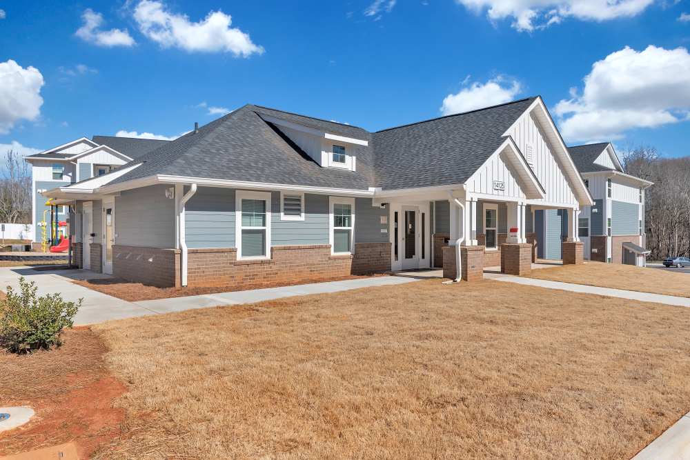Modern apartment community with landscaped lawns at Rivergate Greene in Charlotte, North Carolina