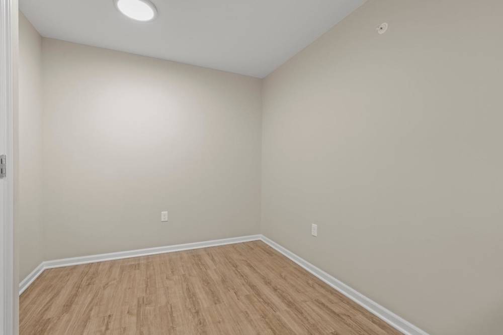 Bedroom with a proper lighting at Dunbury Greene in Columbus, Ohio 