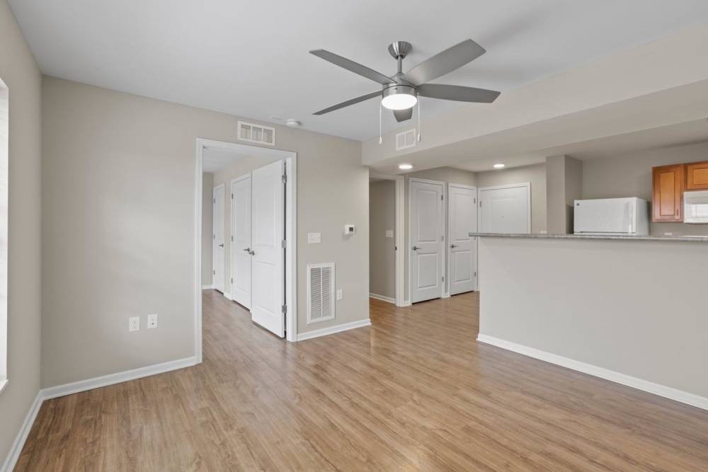 Living room with a ceiling fan at Dunbury Greene in Columbus, Ohio 