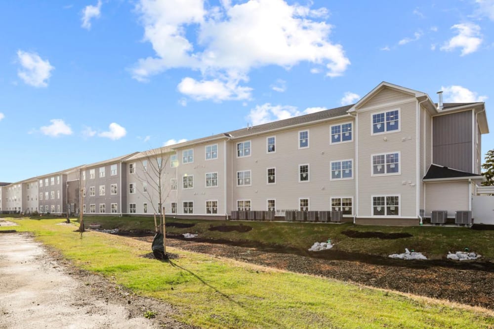 Open lawn in front of the building at Dunbury Greene in Columbus, Ohio 
