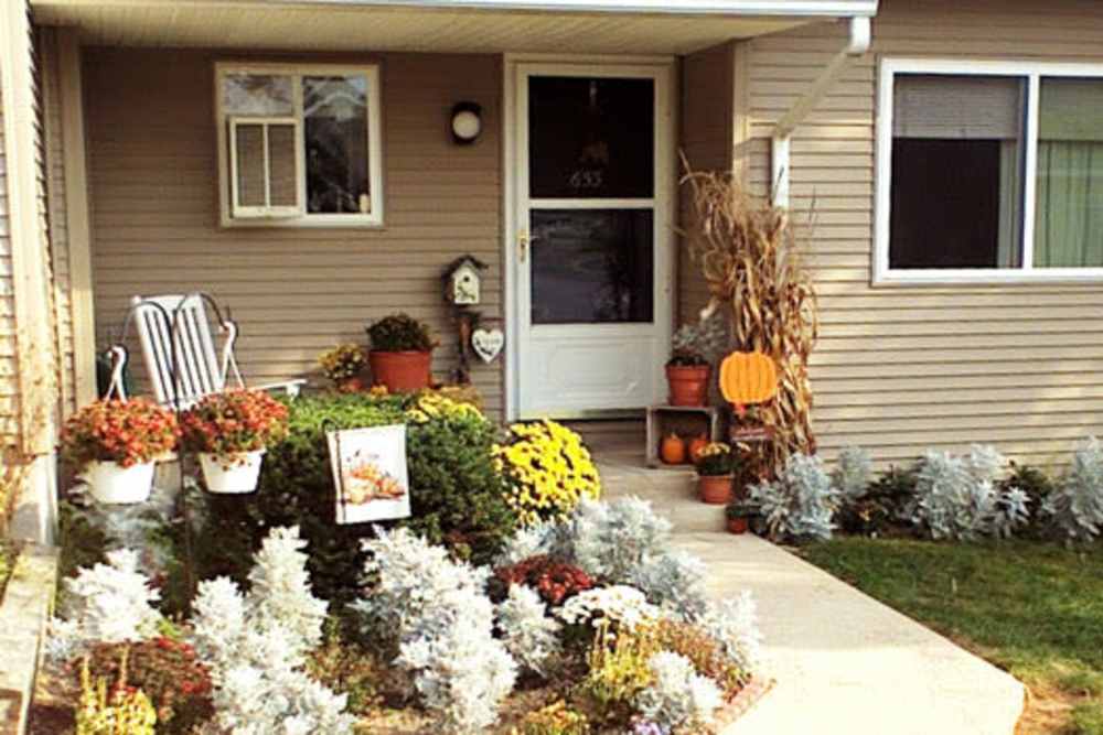 Front entry with green lawn at Wallace Court Apartments in Waynesboro, Pennsylvania
