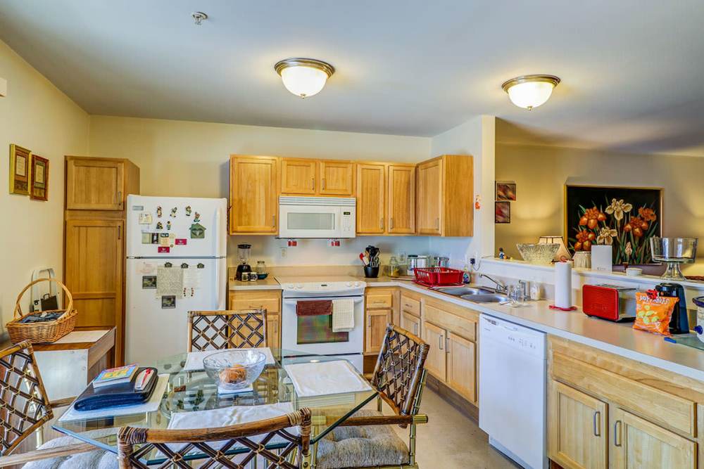 Apartment kitchen at Pinecrest Greene in Charleston,South Carolina