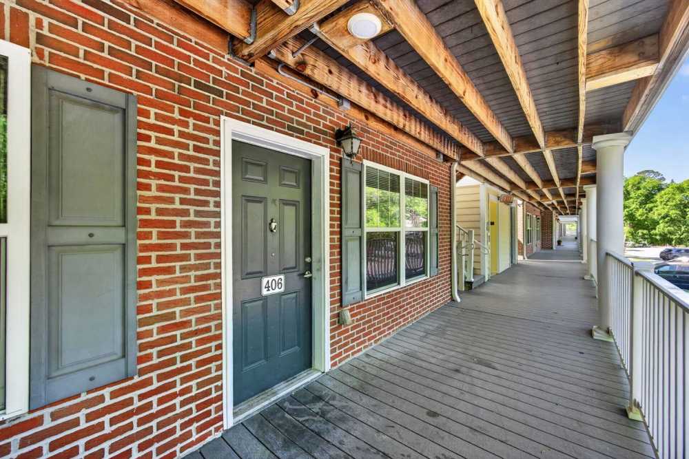 Exterior view of apartment entrance at Pinecrest Greene in Charleston, South Carolina
