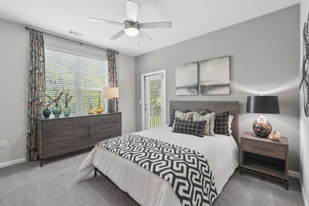 bedroom with queen bed