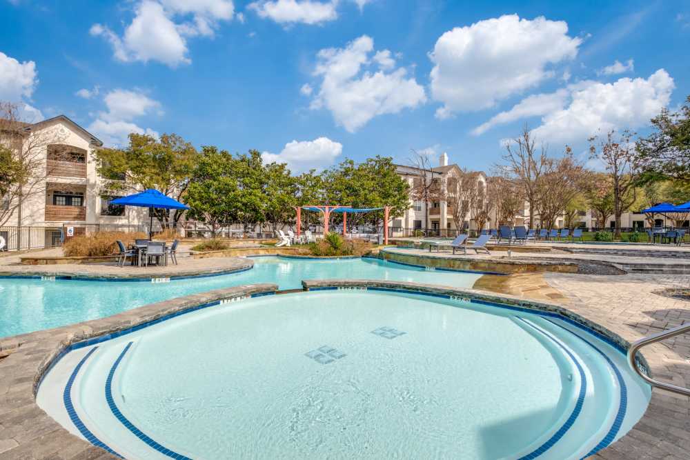 Sparkling swimming pool and spa at Reeves and Wells in Dallas, Texas